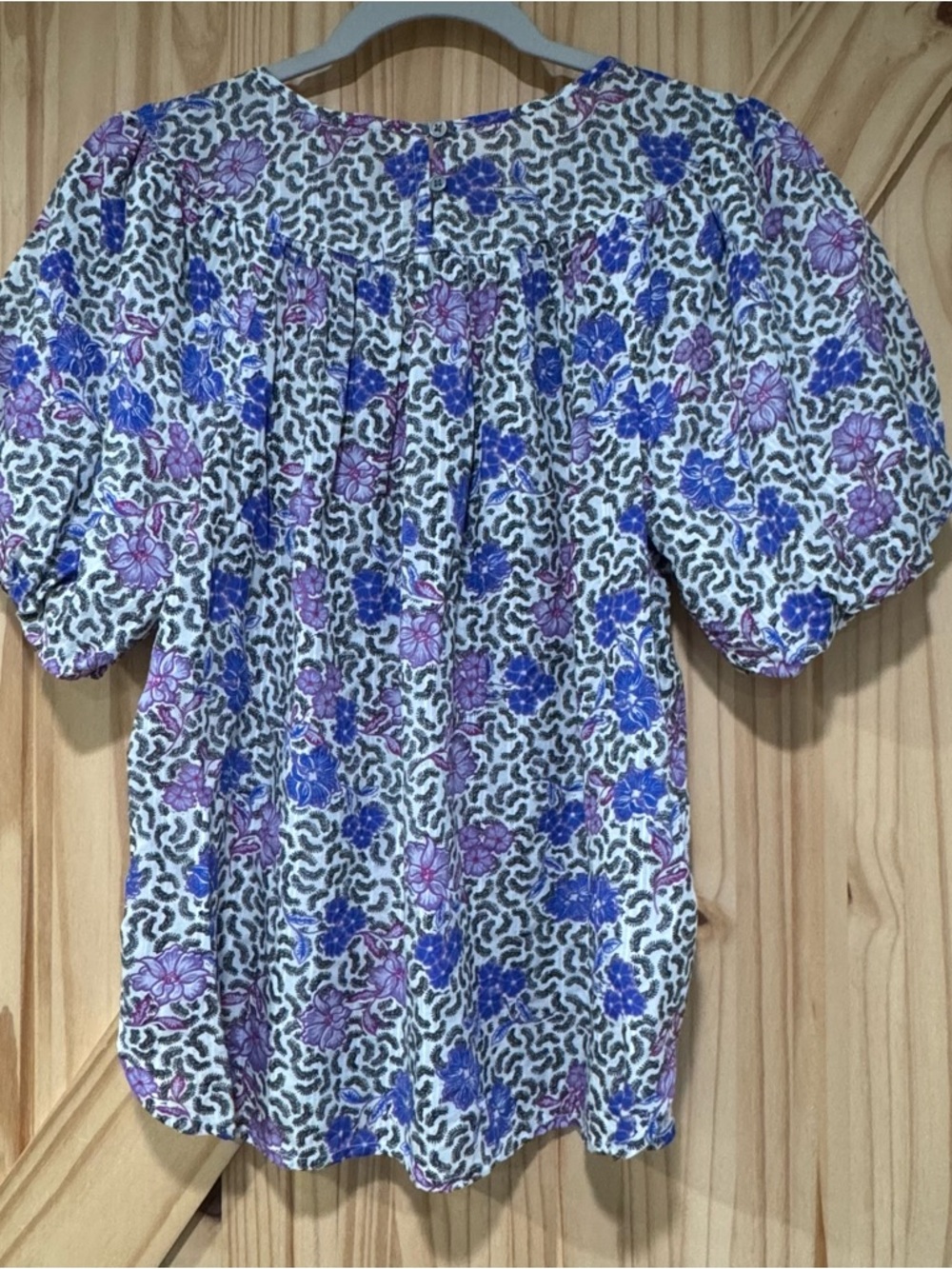 Loft Women’s Short Sleeve Puff Sleeve Blouse Floral Design White Purple Size XS - Picture 3 of 12